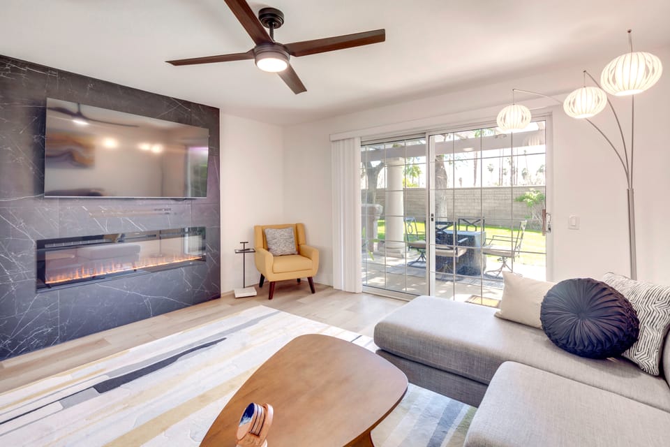 Patio & Pool Access! Mtn-View Palm Springs Escape Apartment in Palm Springs