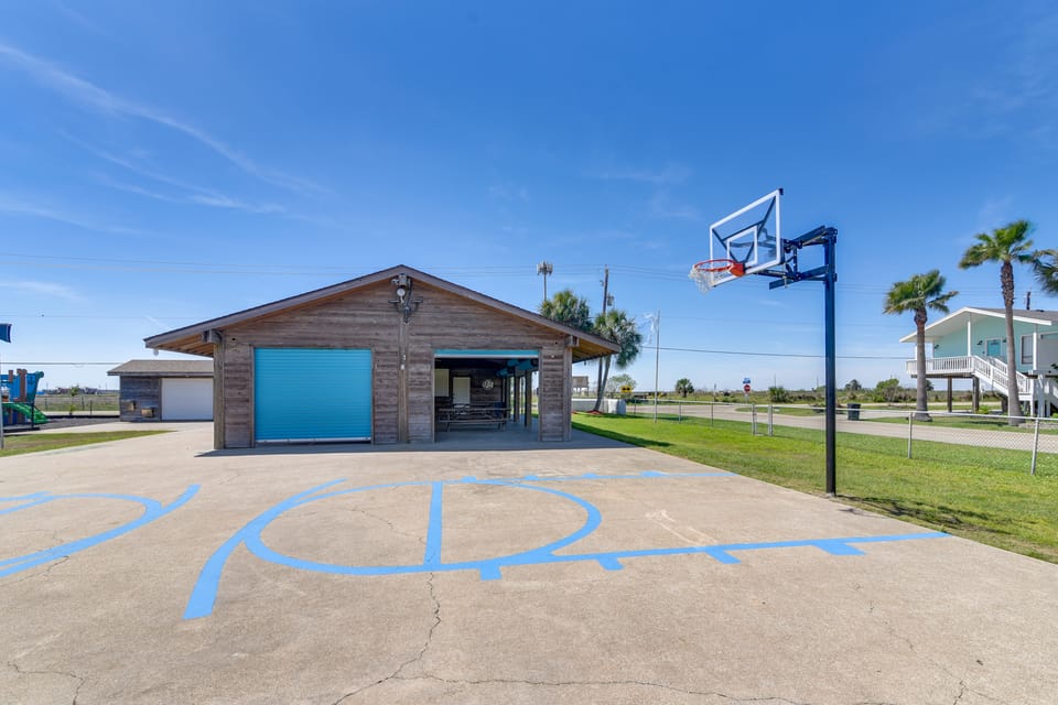 Walk to Beach & Local Pool! Galveston Area Condo Apartment in Jamaica Beach