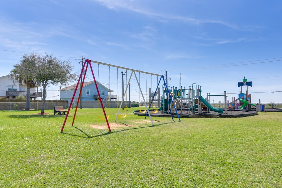 Walk to Beach & Local Pool! Galveston Area Condo Apartment in Jamaica Beach