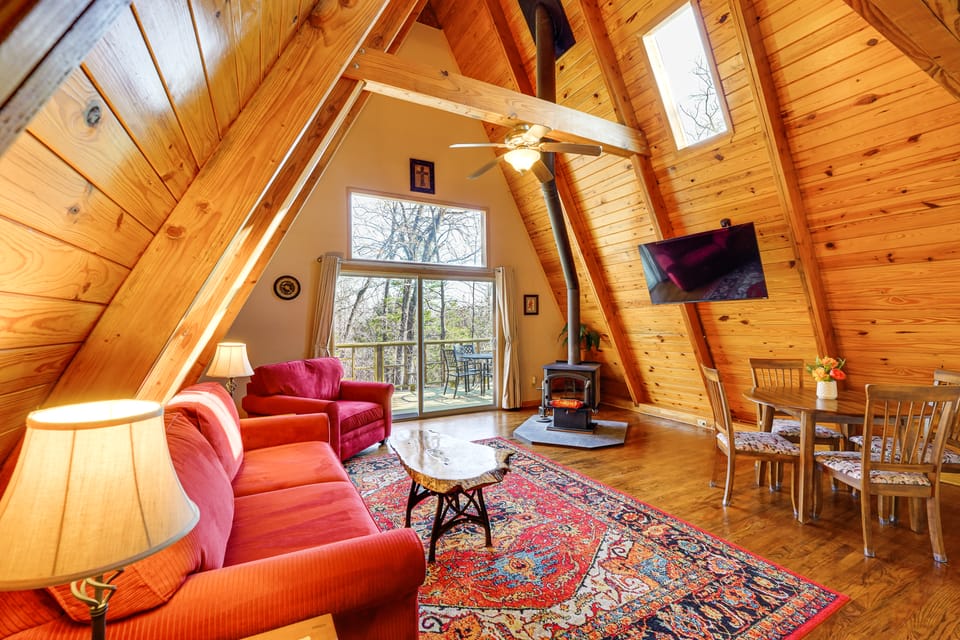 Pond Mountain Springs 'Falcon Cabin,' Fish & Hike! Apartment in Arkansas