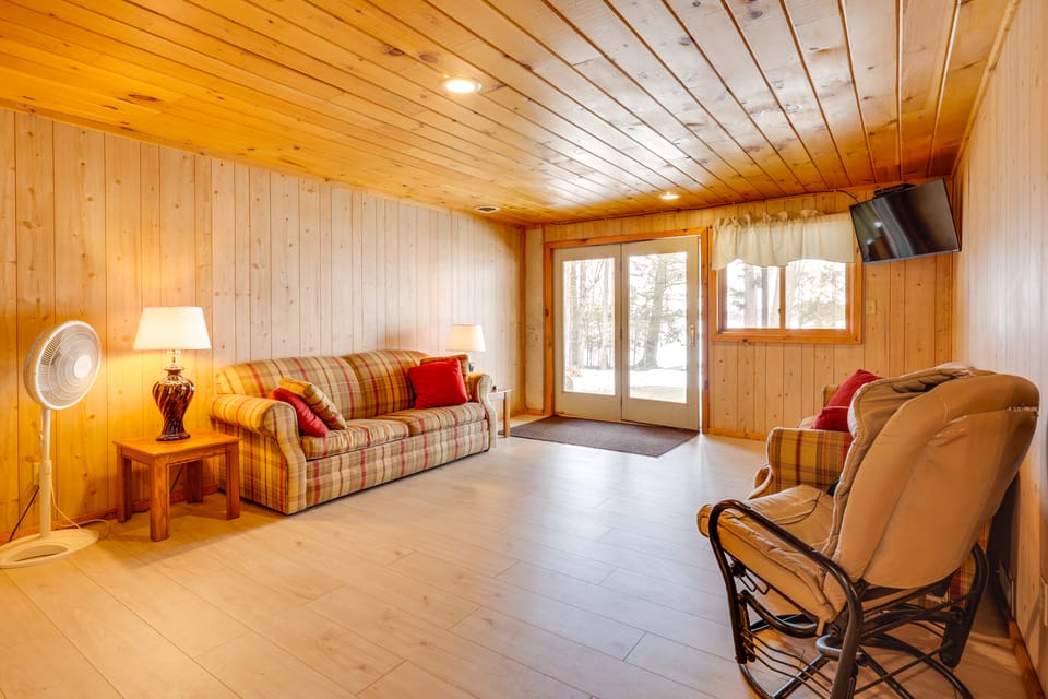 Fishing Paradise: Lakefront Duplex in Northwoods House in Wisconsin