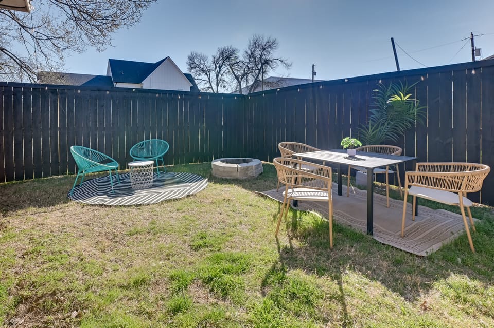 Walk to McKinney Square! Couple’s Retreat w/ Yard Apartment in McKinney