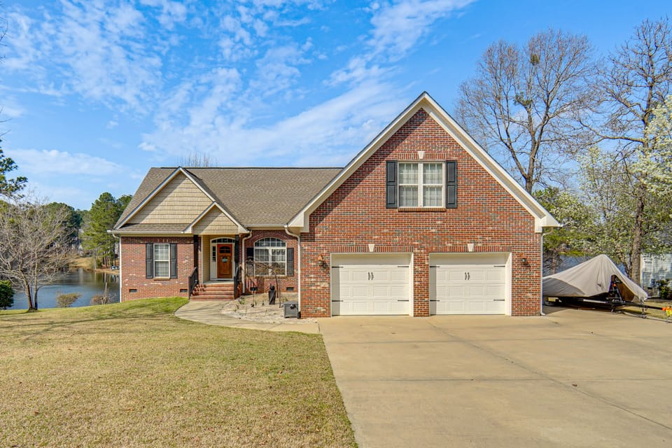Pedal Pontoon & Movie Room! Lakefront Family Home House in North Carolina