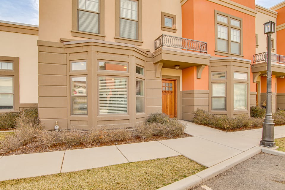 Hike, Golf & Unwind! Mtn-View Cedar City Townhome Apartment in Cedar City