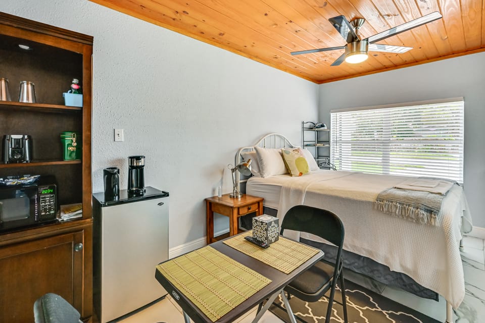 1 Mi to Midtown & Stadium! Couple's Haven in Tampa Apartment in Tampa