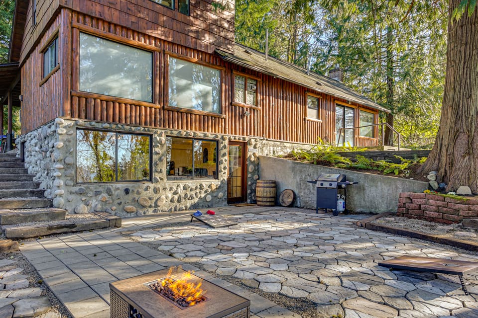 Walk to Beach! Scenic 'Wine Studio' in Gig Harbor Apartment in Hood Canal