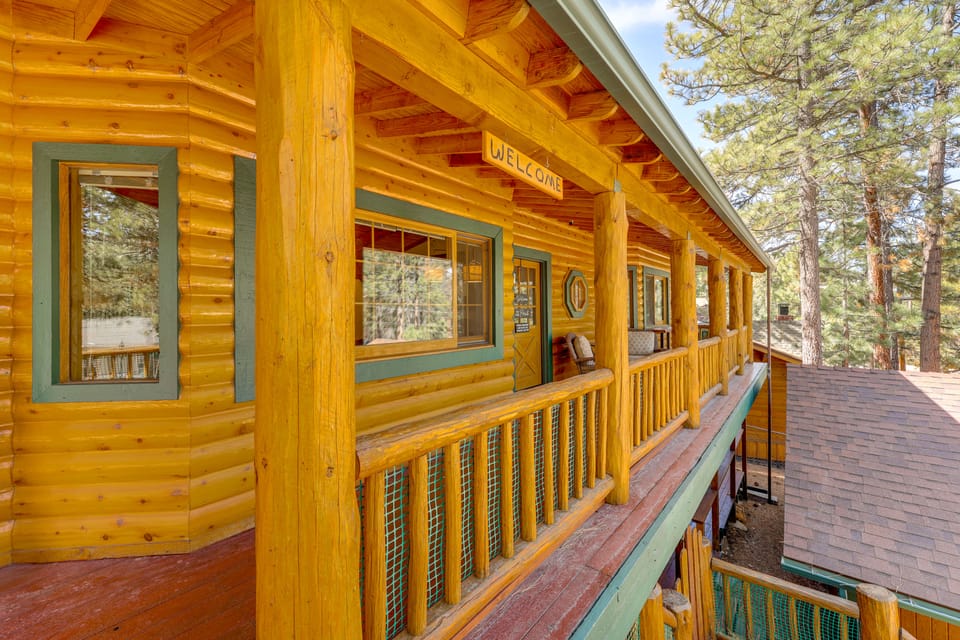 Multiple Decks! Cabin 1 Mi to Big Bear Lake Access House in Big Bear