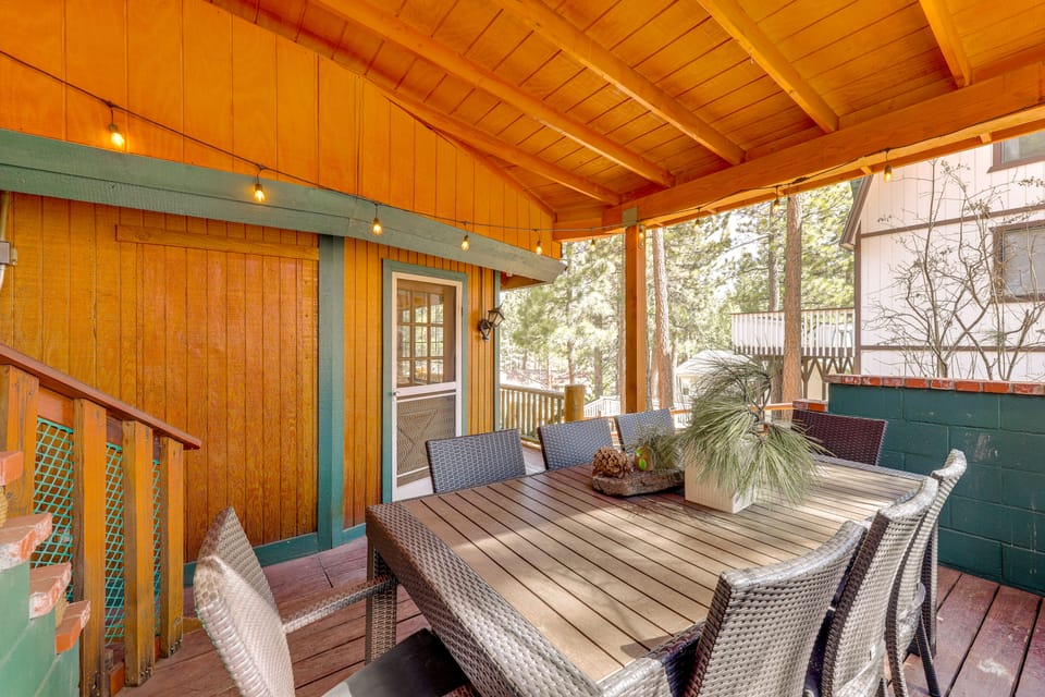 Multiple Decks! Cabin 1 Mi to Big Bear Lake Access House in Big Bear