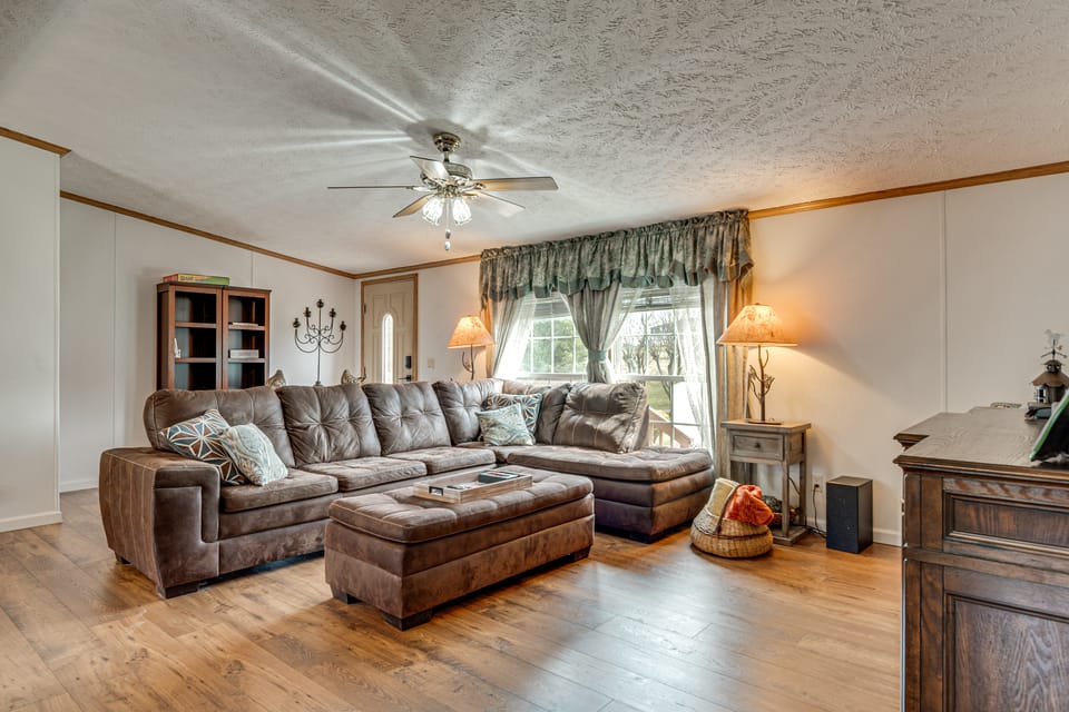 Long-Range Mtn Views! Scenic Asheville Sanctuary House in Asheville