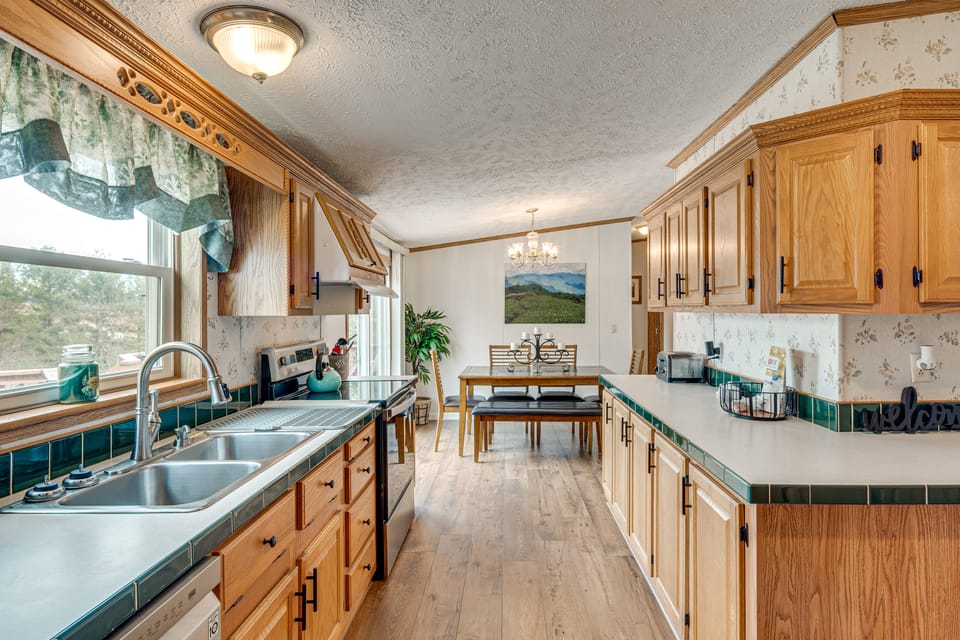 Long-Range Mtn Views! Scenic Asheville Sanctuary House in Asheville