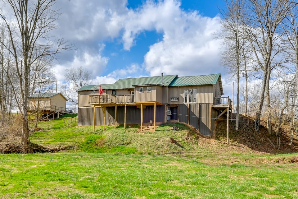 Private Hot Tub! Country Retreat in West Virginia House in Ohio