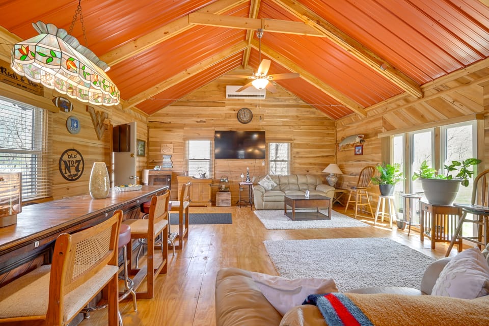 Private Hot Tub! Country Retreat in West Virginia House in Ohio