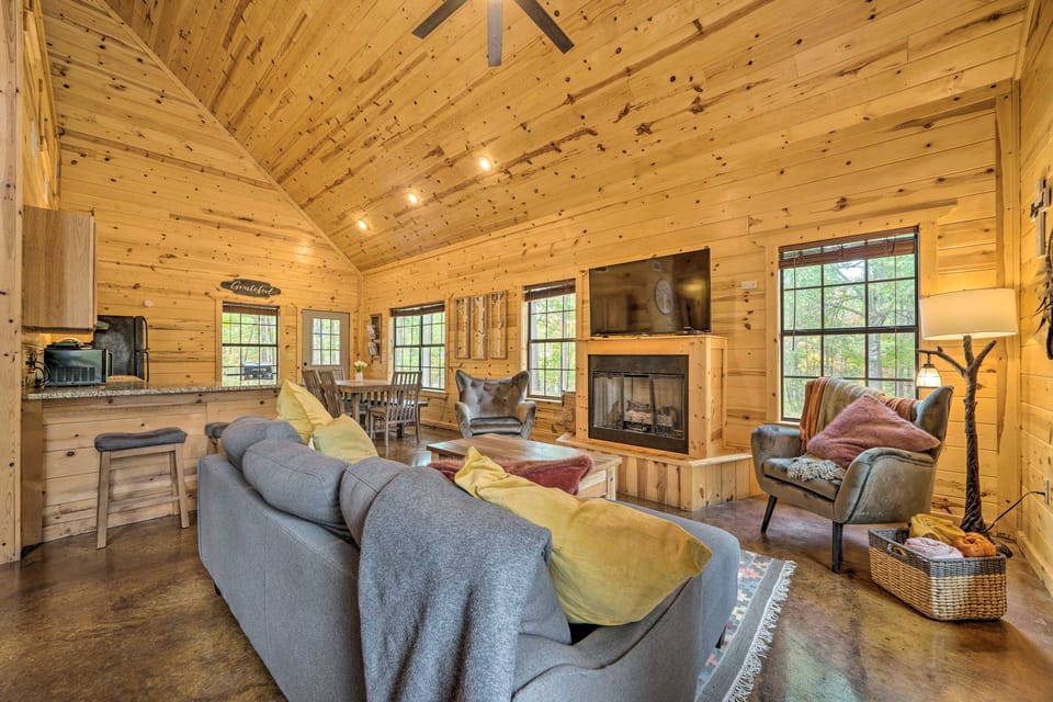 Swim, Hike & Unwind: Dual-Cabin Gem in Broken Bow! House in Broken Bow