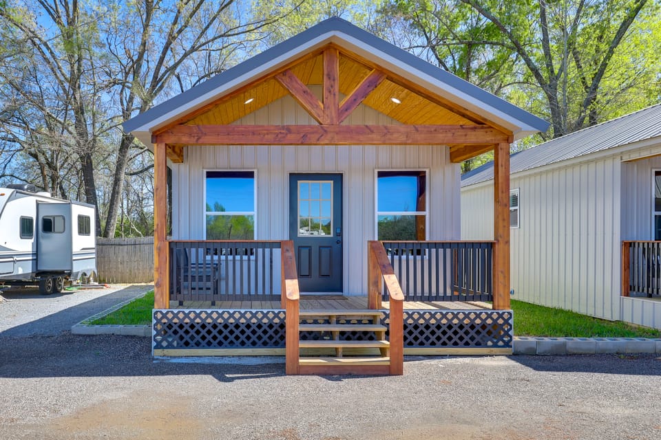 Piney Woods Tiny Cabin: 3 Mi to Sabine River! House in Toledo Bend Reservoir