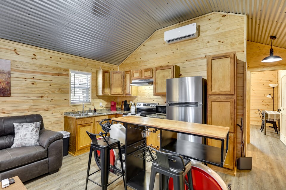 Modern Sabine River Cabin, 3 Mi to Boat Launch! House in Toledo Bend Reservoir