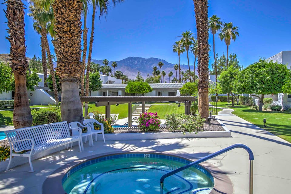 5 Mi to Dtwn! Extended-Stay Palm Springs Condo Apartment in Cathedral City