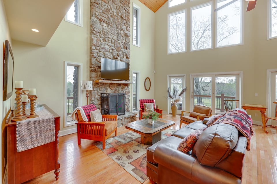 On 80 Acres! Rural 'Sunset Lodge' in Hot Springs House in Arkansas