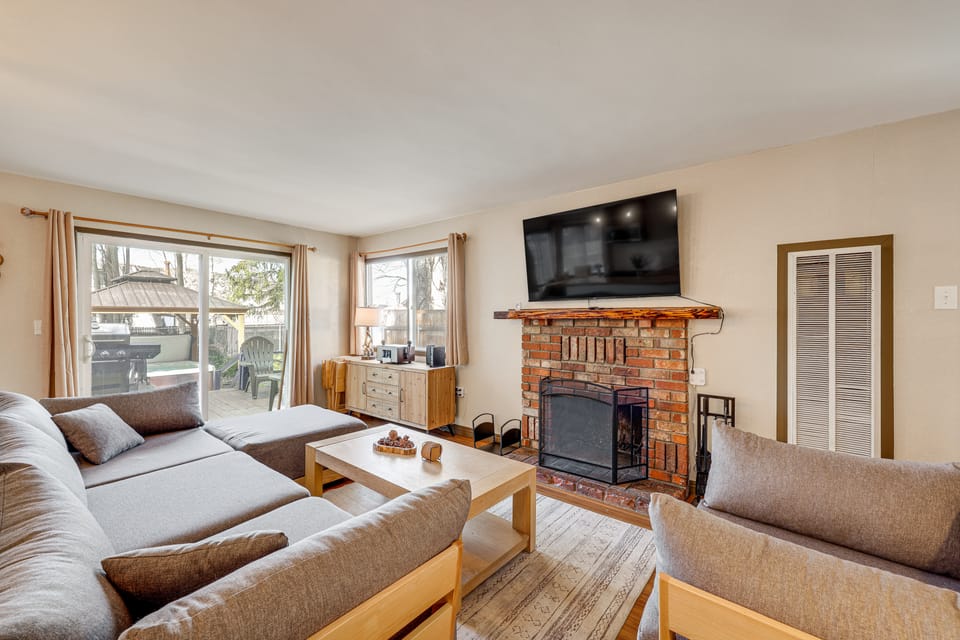 Hot Tub Soaks & Outdoor Fun: Cabin Near Bear Mtn House in Southern California