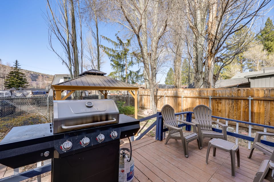 Hot Tub Soaks & Outdoor Fun: Cabin Near Bear Mtn House in Southern California