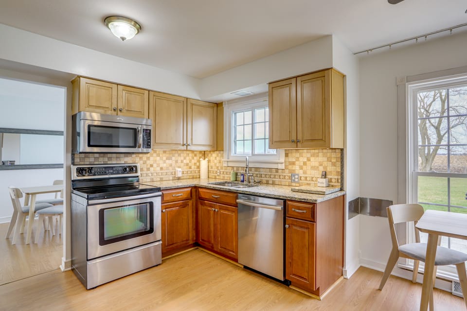 Sandusky Adventure Hub: Patios, Grill + Yard! House in Lake Erie