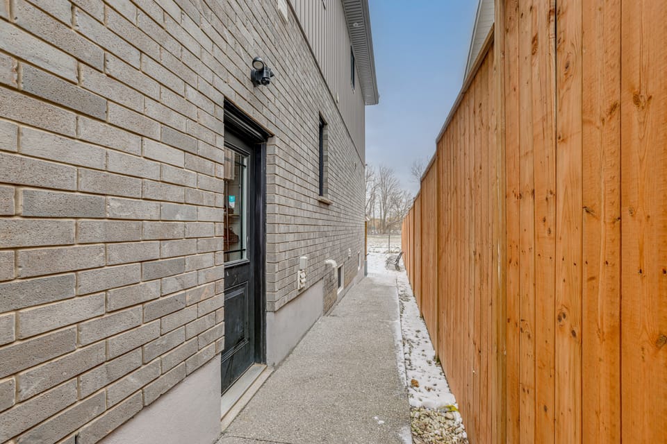 Short Drive to The Falls! Vibrant Apartment Apartment in Niagara Falls