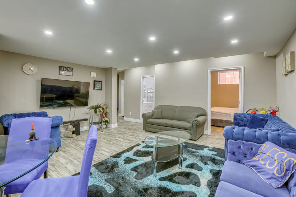 Short Drive to The Falls! Vibrant Apartment Apartment in Niagara Falls