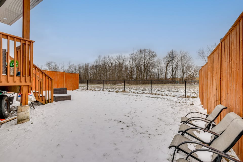 Short Drive to The Falls! Vibrant Apartment Apartment in Niagara Falls