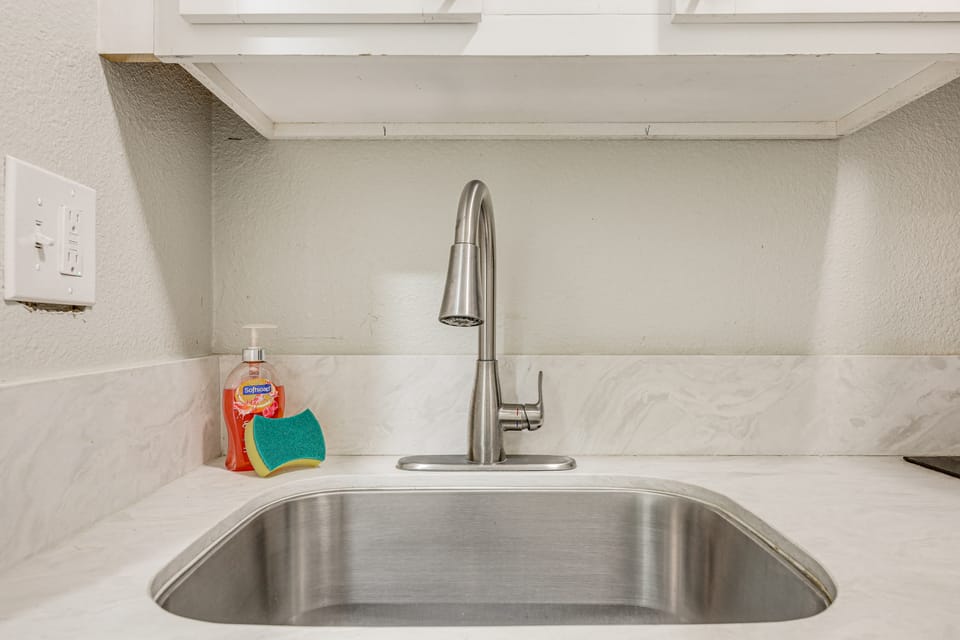 Cozy & Convenient Condo in Compton, Pets Welcome! Apartment in Compton