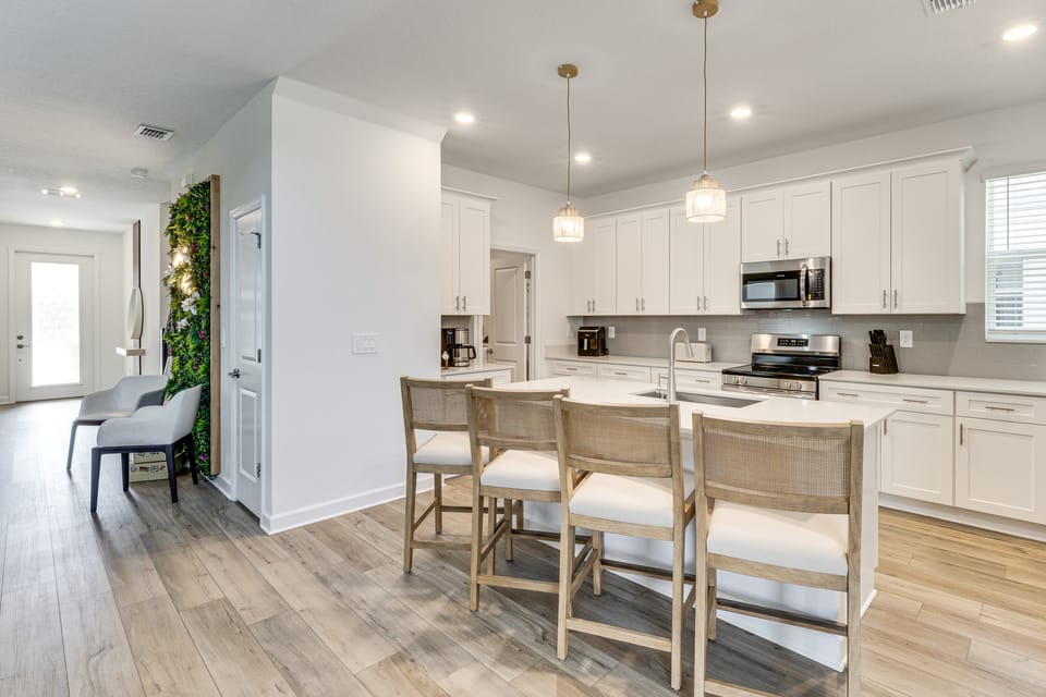 Poolside Bliss & Epic Game Rooms! Gem in Kissimmee House in Four Corners