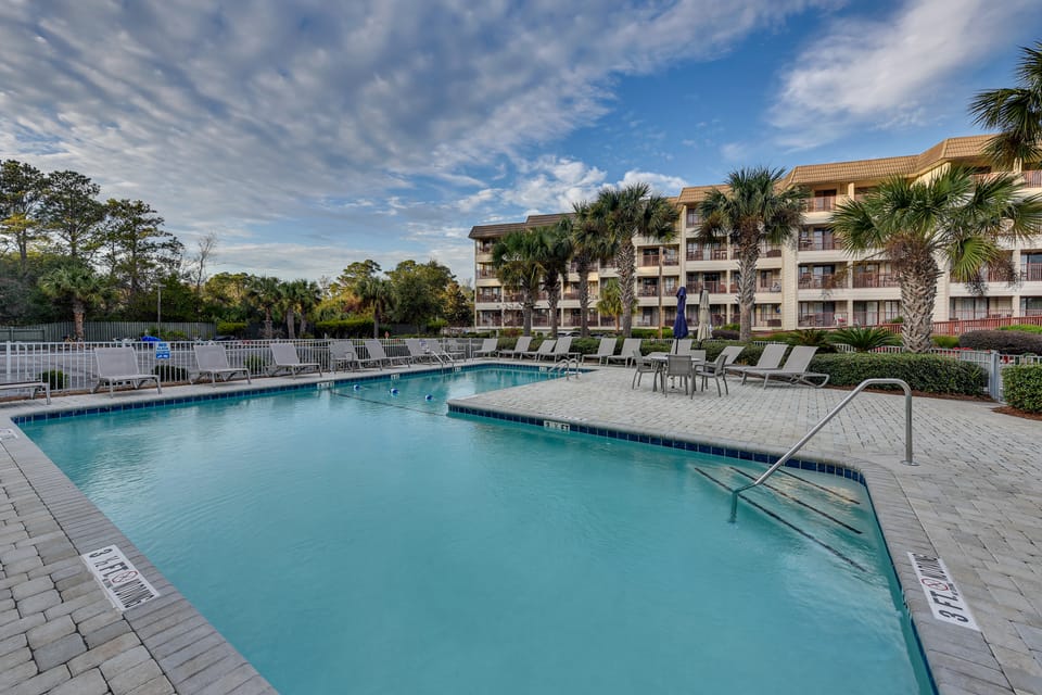 Poolside Bliss, Beach Strolls! Hilton Head Retreat Apartment in Hilton Head Island
