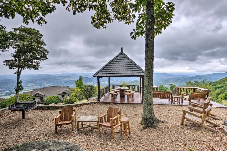 Forest-View Balcony & Trail Access! Burnsville Gem Apartment in Tennessee