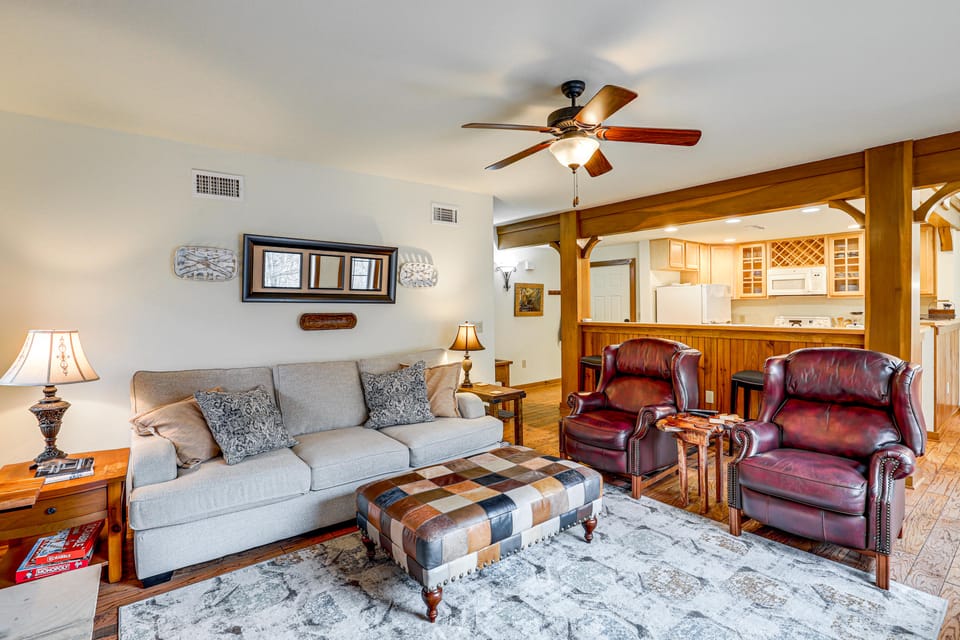 Forest-View Balcony & Trail Access! Burnsville Gem Apartment in Tennessee
