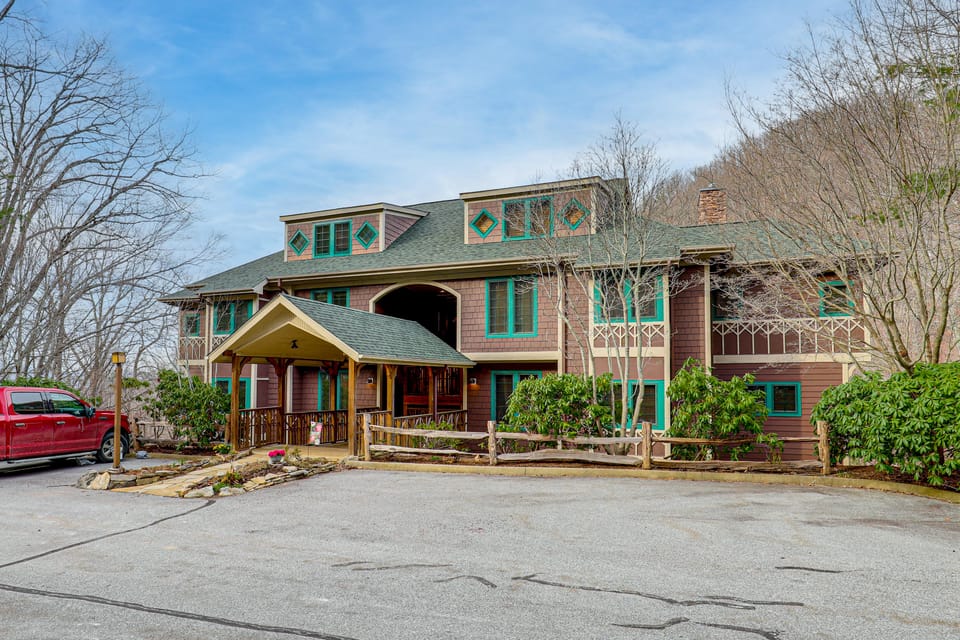 Forest-View Balcony & Trail Access! Burnsville Gem Apartment in Tennessee