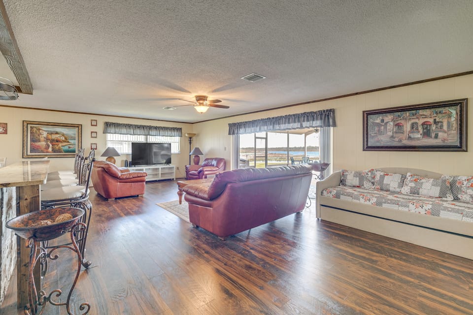Lakefront & Poolside! Family Retreat in Hernando House in Hernando