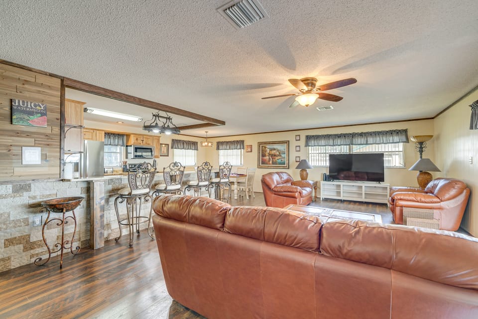 Lakefront & Poolside! Family Retreat in Hernando House in Hernando