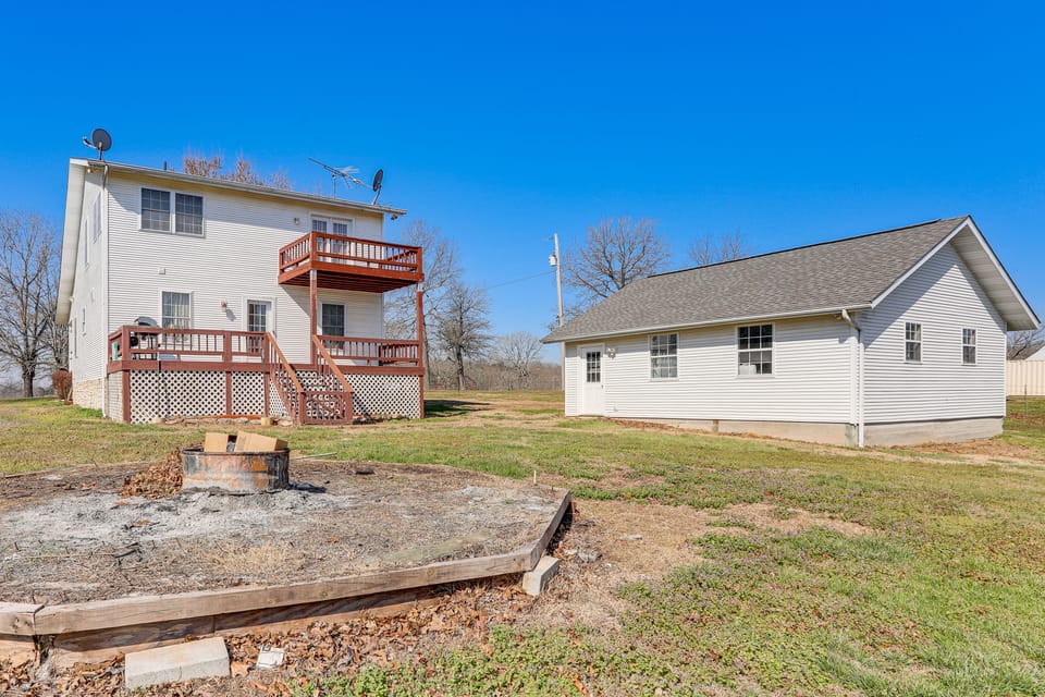Unique Family Home on Working Ranch in Henderson! House in Norfork Lake