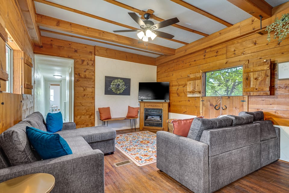 Serene Hilltop Hideaway: 7 Mi to Weatherford! House in Weatherford