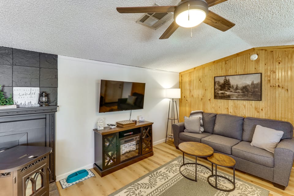 1 Mi to Woodland Lake! Cabin w/ Dog-Friendly Yard House in Pinetop-Lakeside