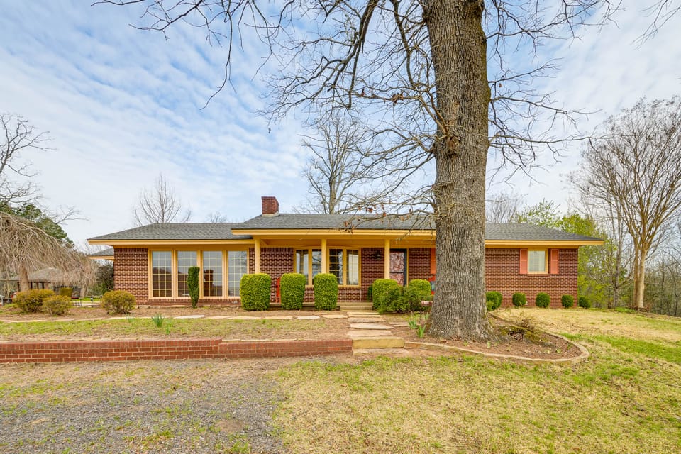 Ozark Getaway w/ Pond, Fire Pit & Patio House in Arkansas