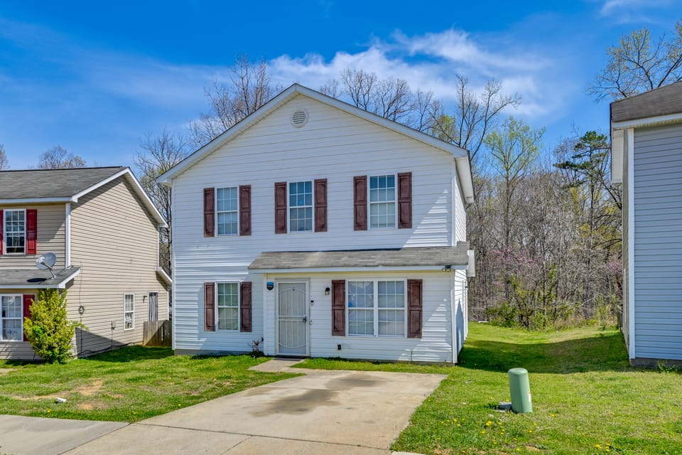 5 Mi to Uptown Charlotte! Family Retreat w/ Yard House in Charlotte