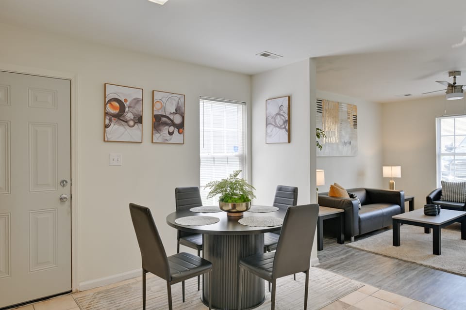 5 Mi to Uptown Charlotte! Family Retreat w/ Yard House in Charlotte