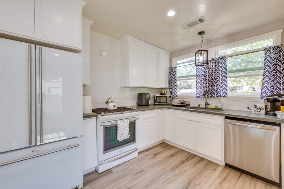 < 1 Mi to Main St Hanford! Home w/ Outdoor Space House in Hanford