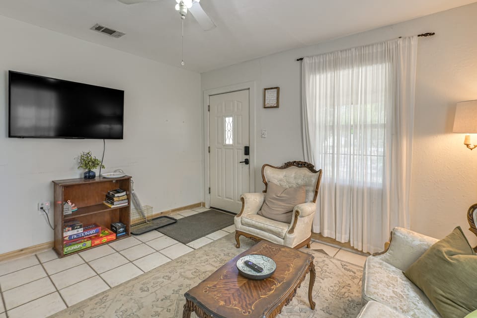 Work-Ready Crystal City Home: Shaded Deck w/ BBQ House in Rio Grande