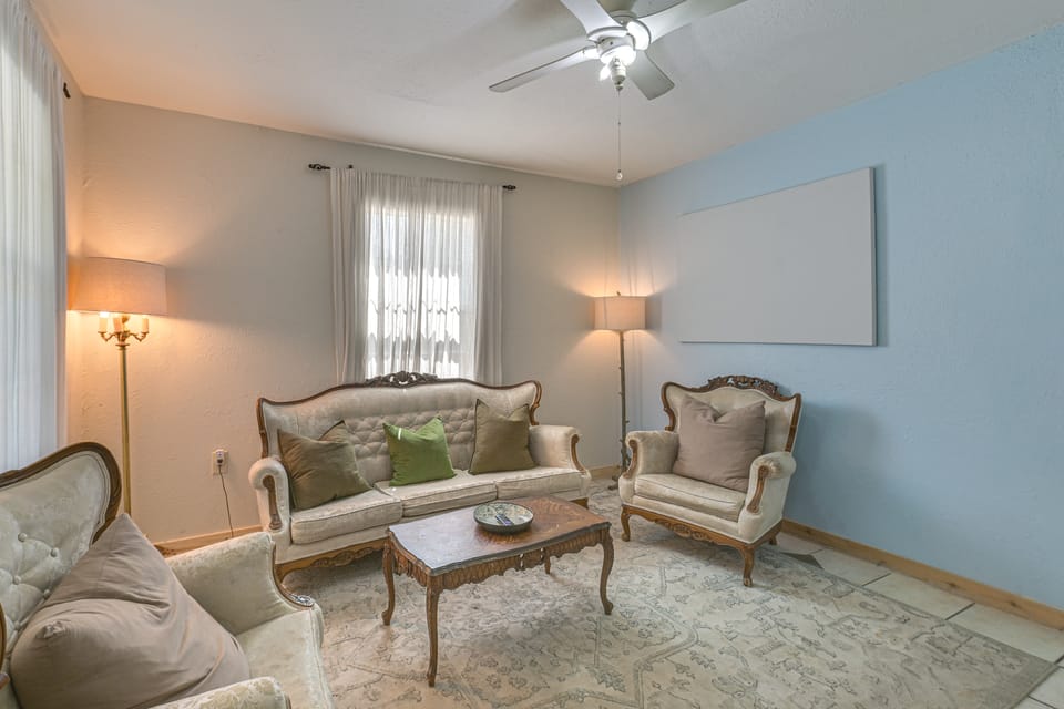 Work-Ready Crystal City Home: Shaded Deck w/ BBQ House in Rio Grande