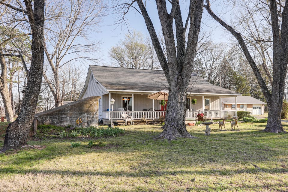 Gassville Group Getaway! Pet-Friendly Home + Yard House in Arkansas