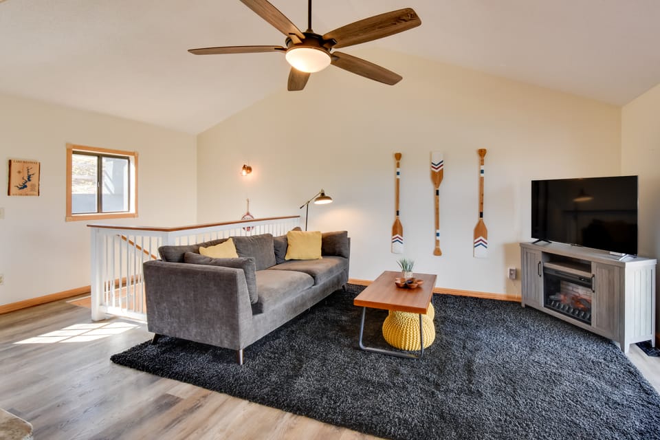 Home 11 Mi to Clemson: Lake-View Balcony & Dock! Apartment in Lake Keowee