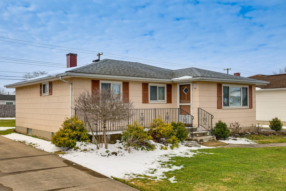 9 Mi to Dtwn Buffalo! Quiet Upstate Home Base House in Cheektowaga