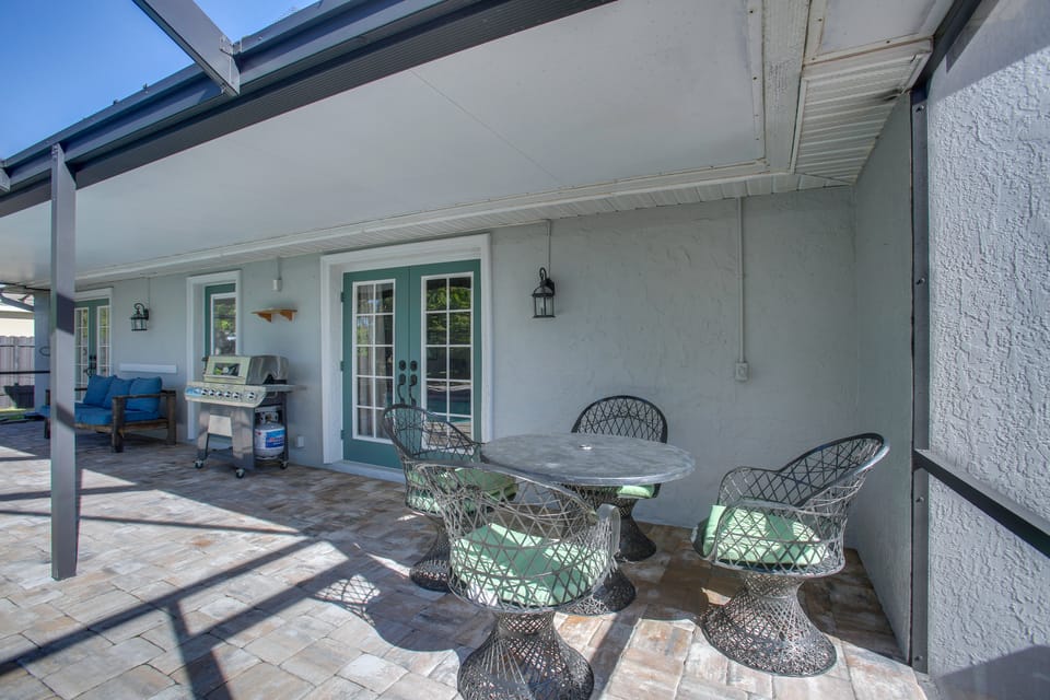 3 Mi to Sun Splash Waterpark! Family Haven w/ Pool House in Cape Coral