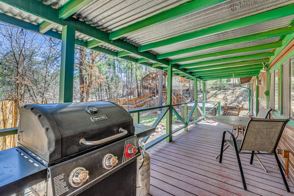 2 Mi to Midtown! All-Season Base w/ Hot Tub Access Apartment in Ruidoso