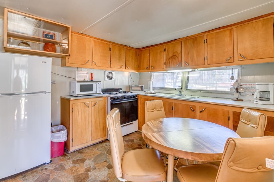 2 Mi to Midtown! All-Season Base w/ Hot Tub Access Apartment in Ruidoso